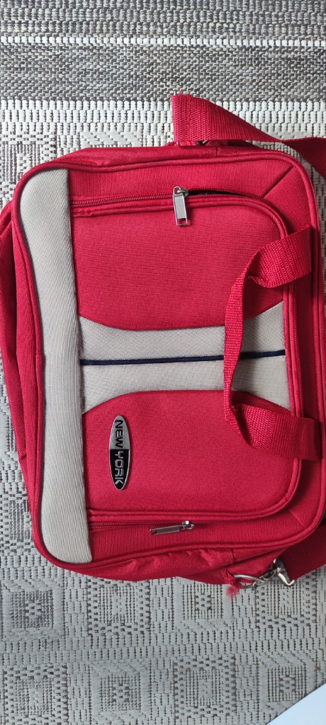 Červená taška na notebook