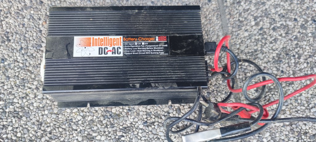 Inteligentní nabíječka baterií DC-AC