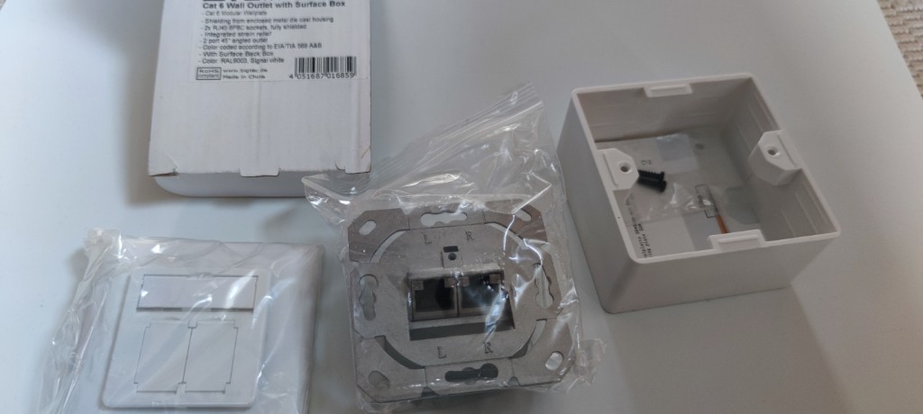 Síťová zásuvka Cat 5 s krabicí